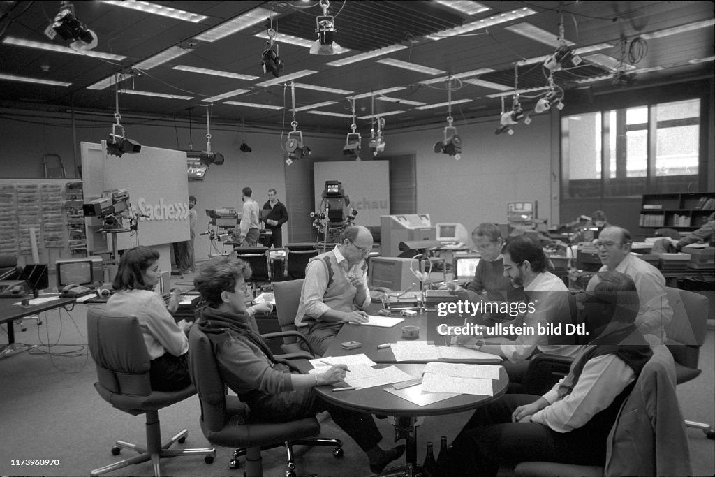 Editorial meeting at the new Tagesschau studio of SF DRS in Zurich 1985