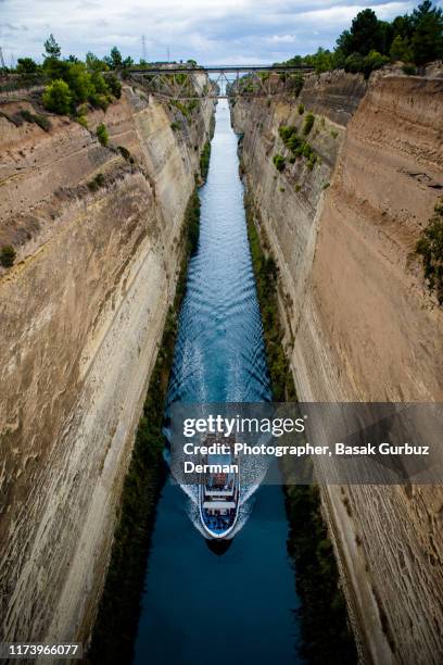 a ship passing by the corinth canal - enge stock-fotos und bilder