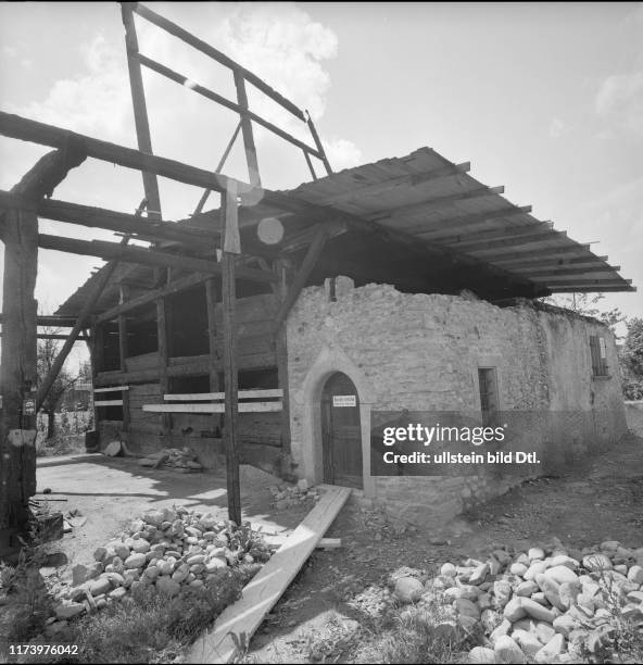 Muhen, rebuilding of the completely burnt down thatched house, 1962