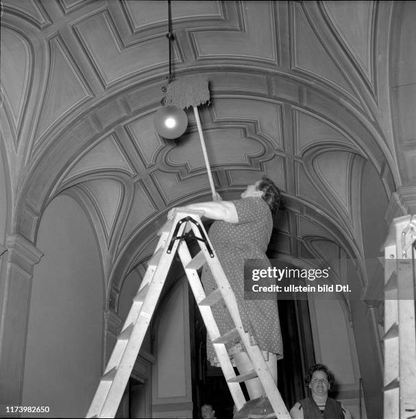 Bundeshaus Putzfrau beim Staub wischen; 1956