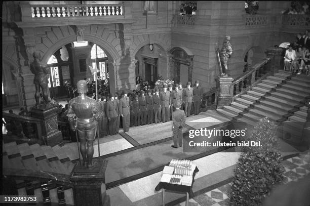 Brevetierung von Offizieren im Bundeshaus, Bern 1965