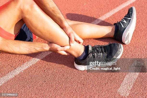 sportverletzung, ein mann hat knöchelschmerzen während outdoor-übung. knieverletzungen - wade menschliches körperteil stock-fotos und bilder