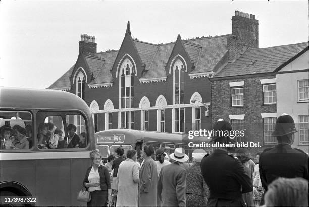 Crowning of Prince Charles in Caernarfon Castle; busses with guests 1969,Crowning of Prince Charles in Caernarfon Castle; busses with guests 1969