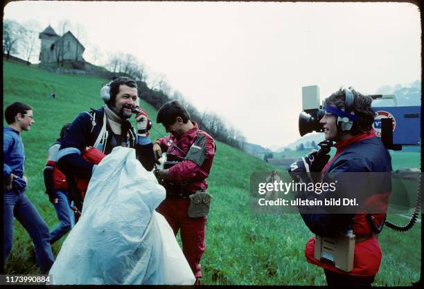 Broadcast "Chasse au trésor" 1983: candidate with reporter de Dieuleveut