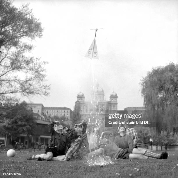 Selbstgebastelter Satellit mit Beschriftung Tell CH; Bundeshaus im Hintergrund#Self-made toy satellite with lettering Tell CH; Federal Parliament in...