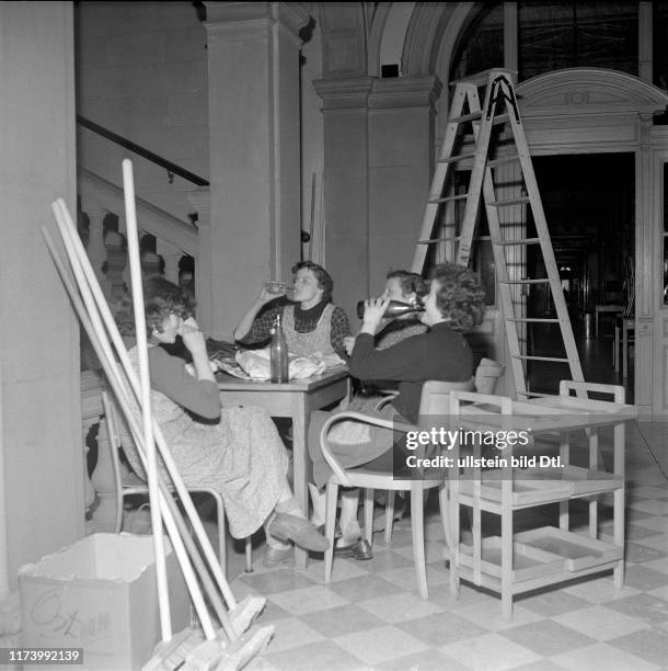 Bundeshaus Putzfrauen machen Pause; 1956