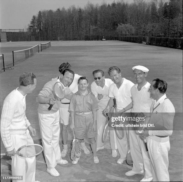 Skiers learn how to play tennis with Hans Pfaff ; Zurich 1952