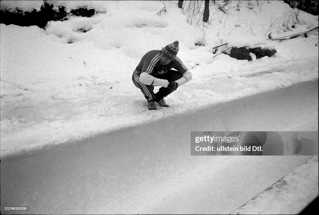 Olympic games Lake Placid 1980, training bob: Erich Schärer at spot where a runner broke