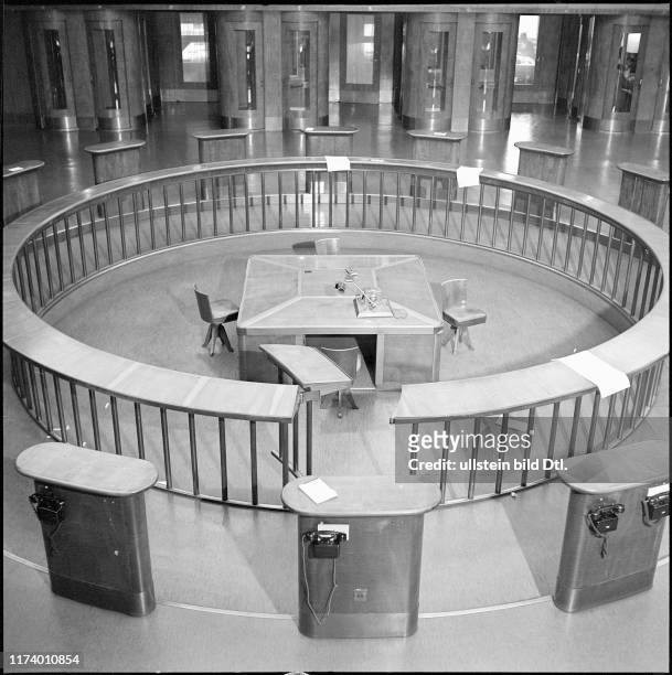 Ring at the Zurich Stock Exchange, 1952