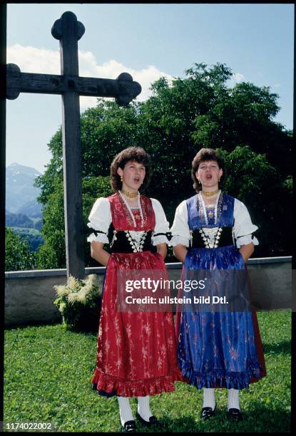 The Enzler sisters, 21st Swiss yodel festival, Sarnen 1993