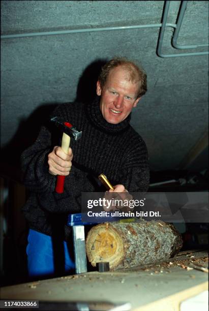 Peter Müller beim Schnitzen, 1993