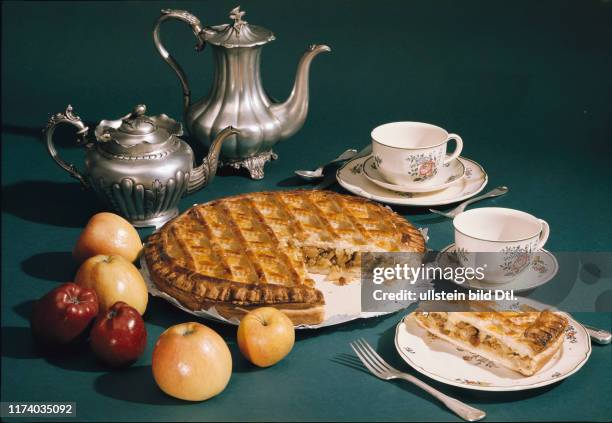 Apfelkuchen mit Kaffee-Gedeck 1973