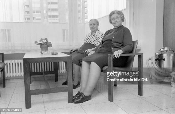 Seniorinnen in der Alterssiedlung Friesenberg 1969