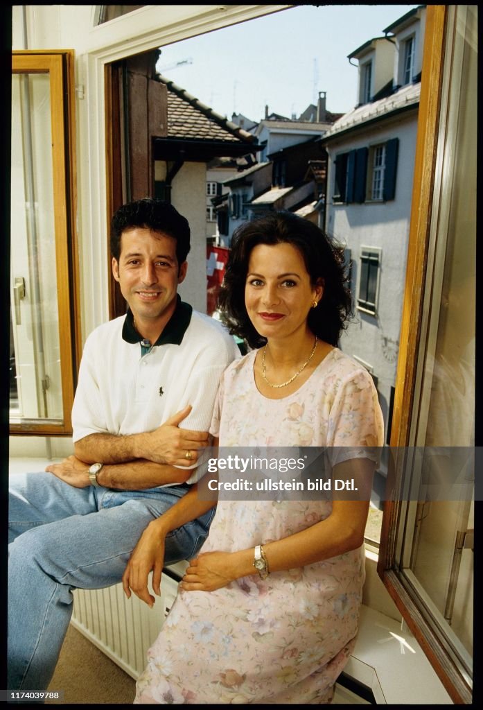 Caroline Rasser mit Ehemann Alex Borer 1995 Nachrichtenfoto - Getty Images