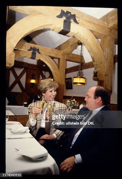 Caroline Reiber und Sepp Trütsch beim Anstossen 1990