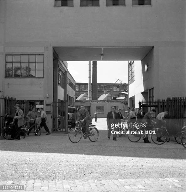 Zürich, Arbeitsende bei Maag Zahnrad, Arbeiter verlassen das Werk; 1949