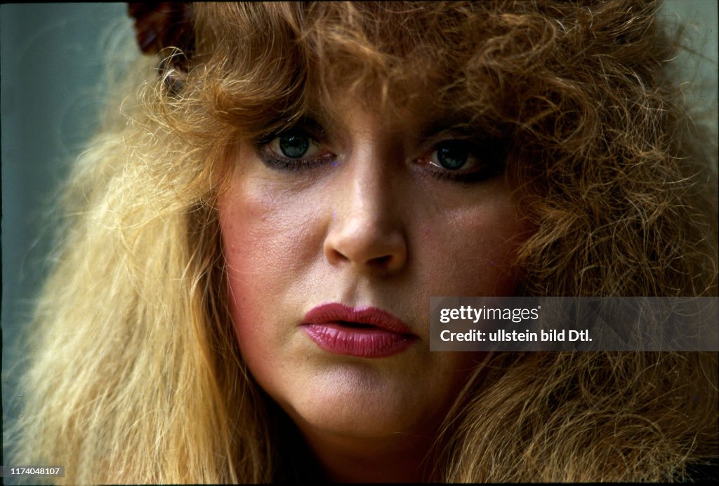Alla Pugatschowa, Sängerin 1987
