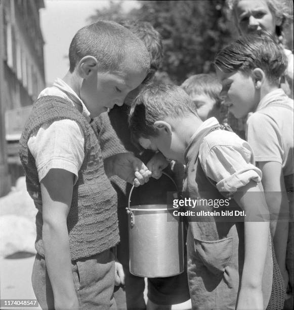 Kinder beim Milch trinken; Soldatenküche in Chur 1943