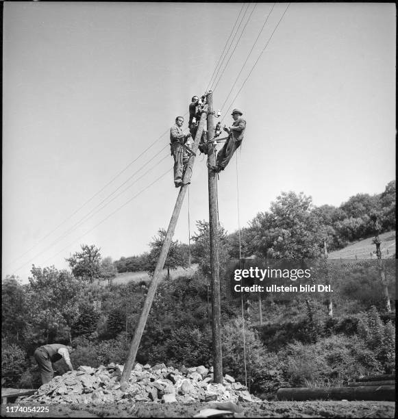 Männer auf Telefonmast, 1939