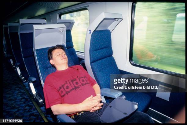 Bahnreisender beim Schlafen
