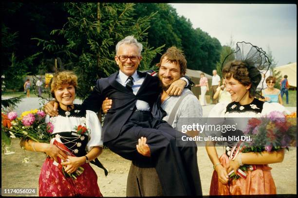 Schwingerkönig Ernst Schläpfer trägt Bundesrat Leon Schlumpf 1983
