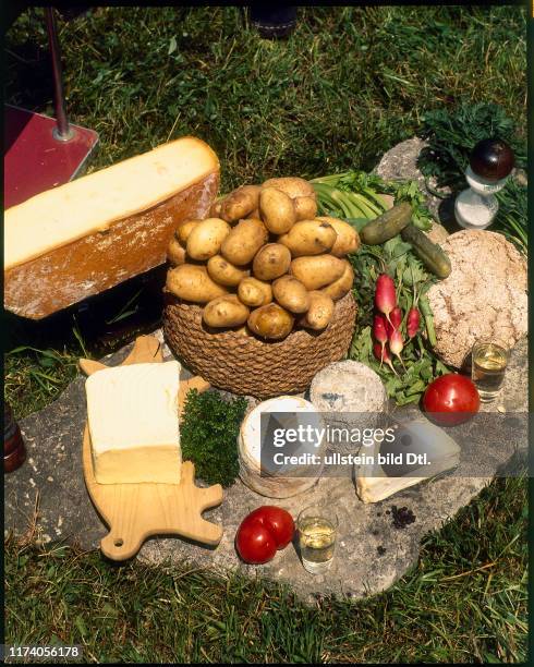 Pellkartoffeln, Käse, Weisswein, auf Gras zusammengestellt; 1974