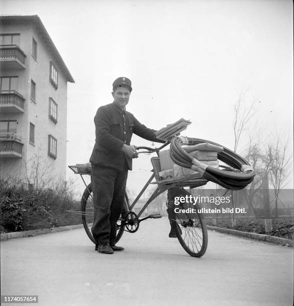 Postbote mit seinem Fahrrad; 1947