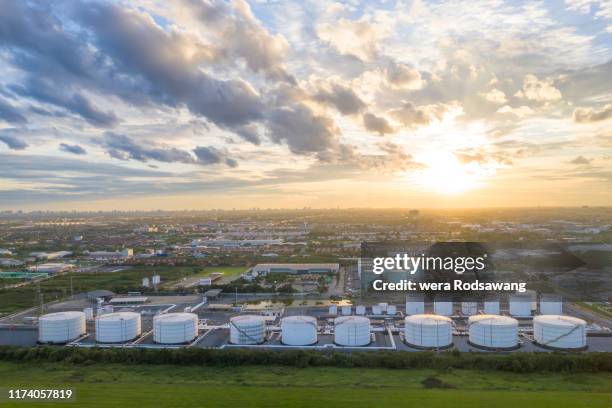 aerial view of oil depot storage tank farm - deporte de motor - fotografias e filmes do acervo