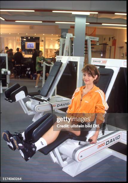 Junge Frau beim Krafttraining im Fitness-Studio 1997