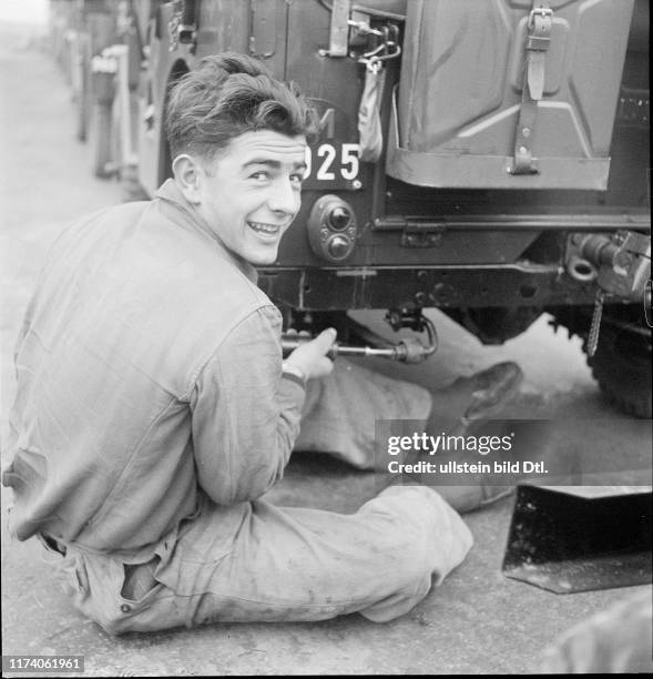 Rekrut bei Einführungskurs im Umgang mit dem Armee-Jeep, Thun 1950