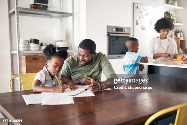 lernen ist nicht nur für die schule - black mother and child cooking stock-fotos und bilder