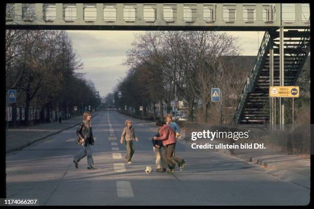 Ölkrise, Erdölkrise, Sonntagsfahrverbot; Kinder spielen; leere Strasse; 1973