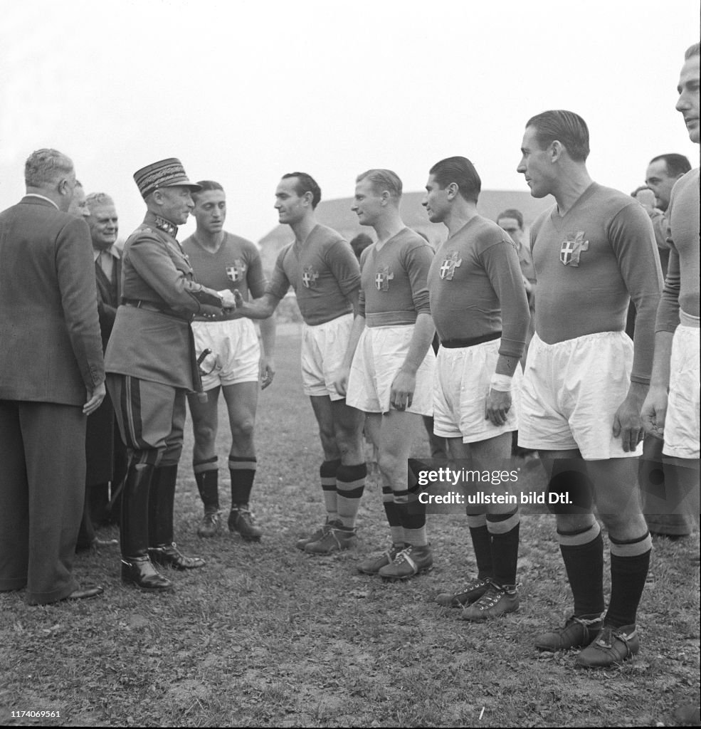 General Guisan grüsst die Schweizer FussballNati, 1939 News Photo