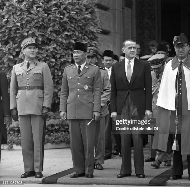 President Sukarno and Federal Councillor Petitpierre in front of the Swiss parliament, 1956