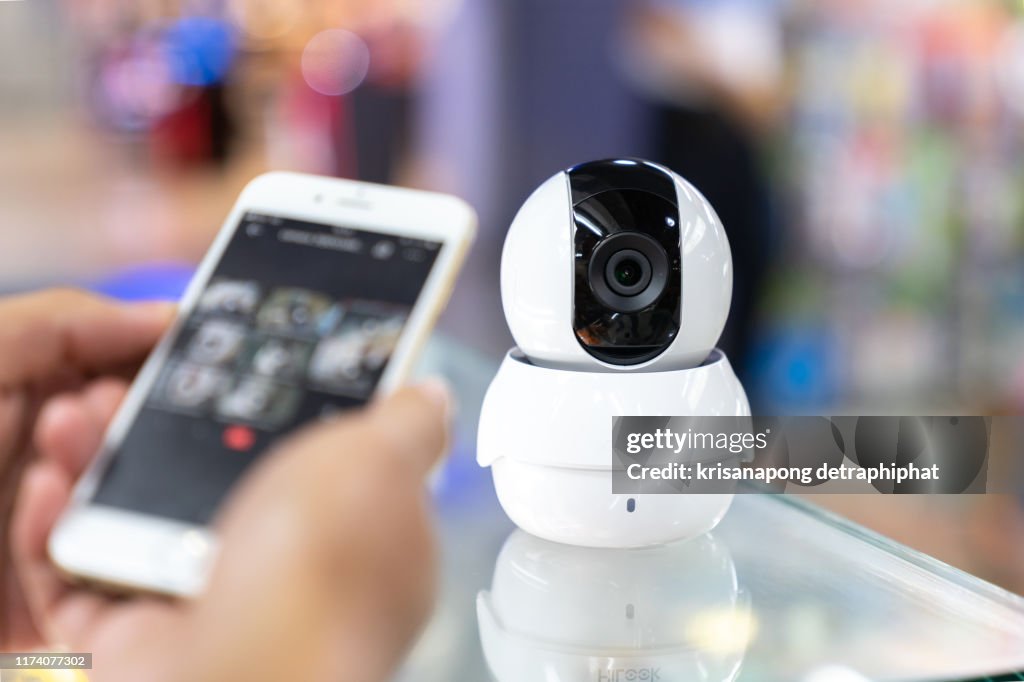 Männliche Handpresse Telefon Uhr CCTV