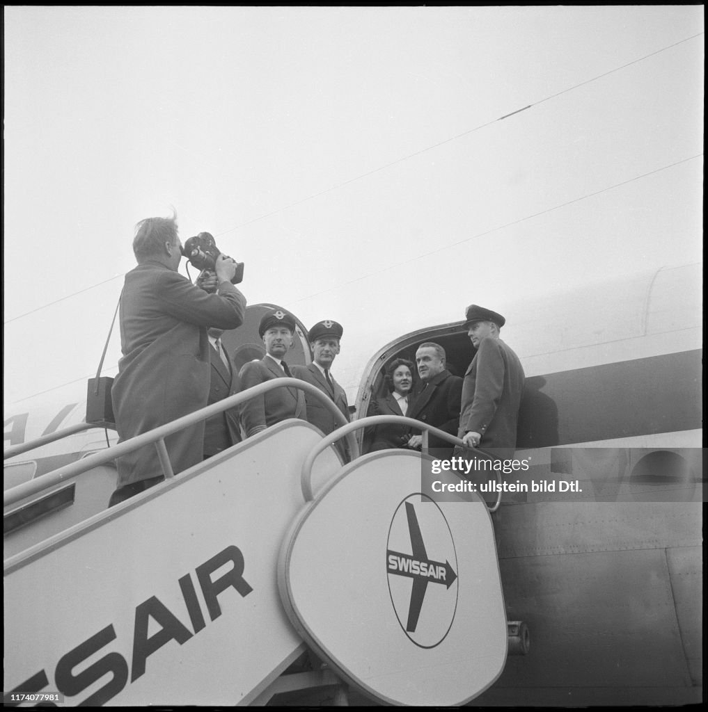 Max Petitpierre vor seiner Abreise nach Schweden; 1957