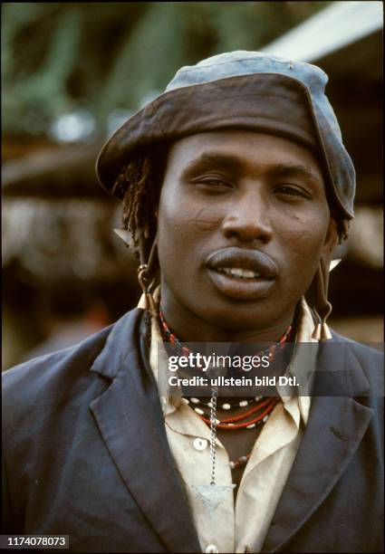 Tansanier mit gedehntem Ohrläppchen