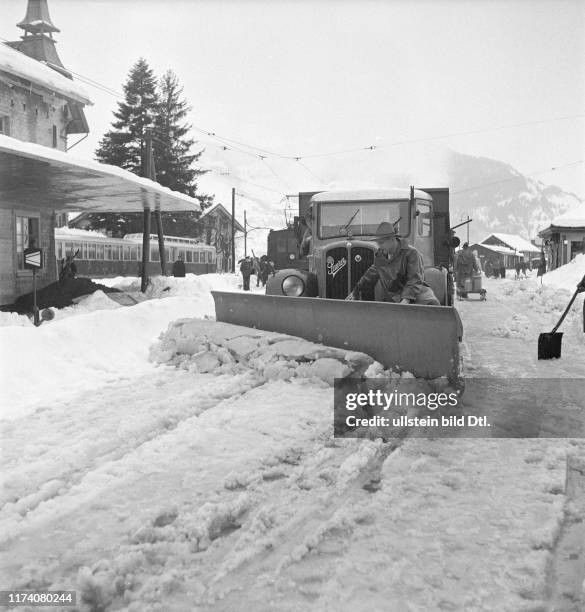 Grindelwald, Schneepflug räumt Strasse frei; 1950