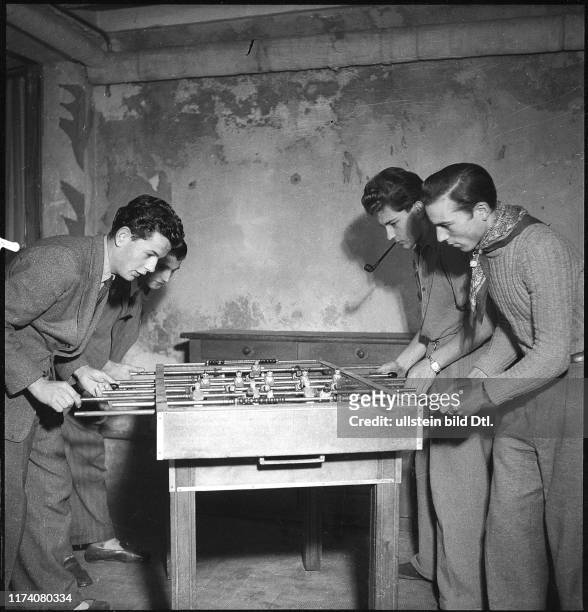 Jugendliche beim Tischfussball, Maison des Jeunes Lausanne, 1948