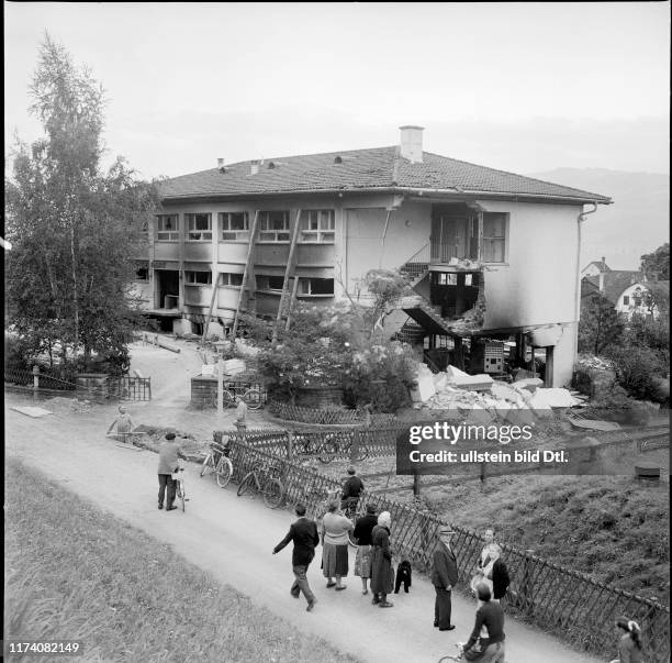 Schaulustige besuchen Fabrikgebäude nach Explosion, Stäfa 1957