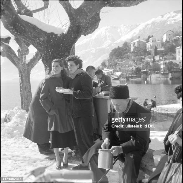 Risotto-Essen an der Fasnacht in Ascona, 1955
