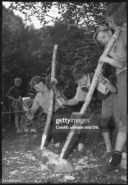 Englische Pfadfinder beim Schnitzen, 1950