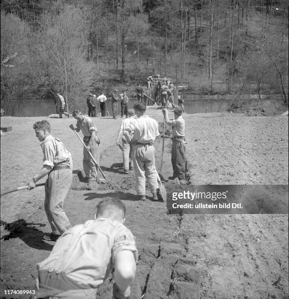 Soldaten bauen Holzsteg über die Sihl; 1950