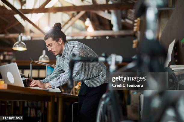 bezig met werken in een creatief kantoor. - grafisch ontwerpbureau stockfoto's en -beelden