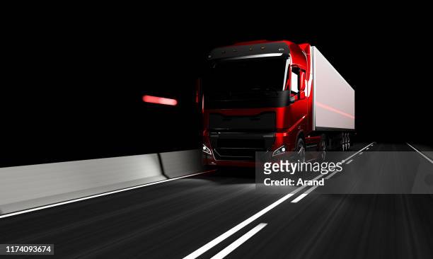 semi-vrachtwagen met trailer rijden op een city road - pick up truck stockfoto's en -beelden
