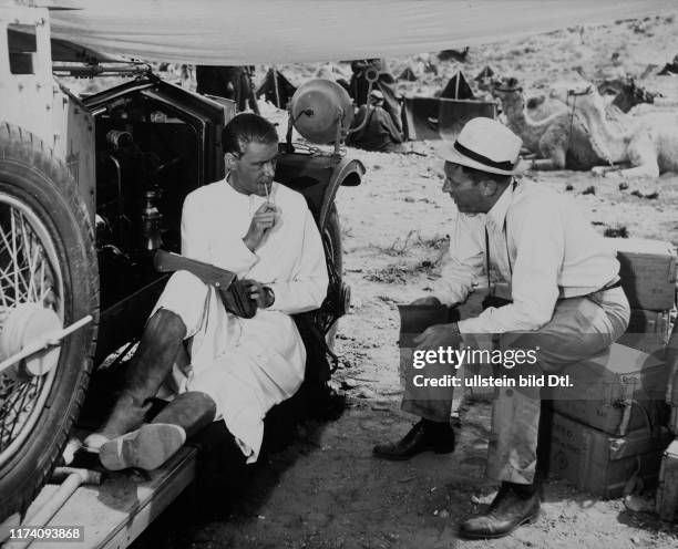 Peter O'Toole, Arthur Kennedy während Dreharbeiten zum Film "Lawrence of Arabia" 1962