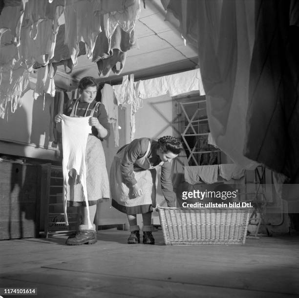 Wäsche aufhängen auf dem Dachboden: Bäuerinnenschule Schiers, 1954 Wäschezeine; Zaine; robustes Schuhwerk