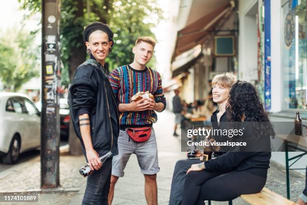 groep vrienden met een biertje en kebab in friedrichshain, berlijn - berlin friedrichshain stockfoto's en -beelden