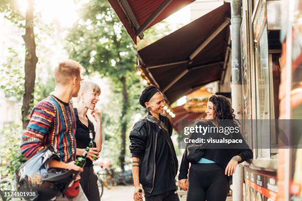 groep alternatieve jongeren krijgen een kebab in berlijn - berlin friedrichshain stockfoto's en -beelden