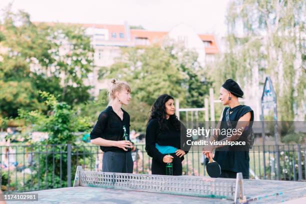 groep vrienden die pingpong spelen in berlijn - berlin friedrichshain stockfoto's en -beelden